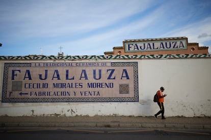 Fachada de la fabrica de cerámica granadina Fajalauza.