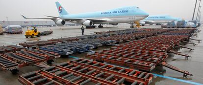 Aviones de la compañía Korean Air, destinados la transporte de mercancías, parados en el aeropuerto de Seúl ante la imposibilidad de viajar a Europa.