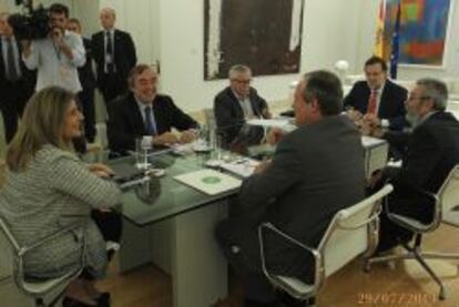 El presidente del Gobierno, Mariano Rajoy, y la ministra de Empleo, F&aacute;tima B&aacute;&ntilde;ez, junto a los presidentes de CEOE y Cepyme, Juan Rosell y Jes&uacute;s Terciado; y los secretarios generales de CC OO y UGT, Ignacio Fern&aacute;ndez Toxo y C&aacute;ndido M&eacute;ndez, hoy en su reuni&oacute;n en La Moncloa.