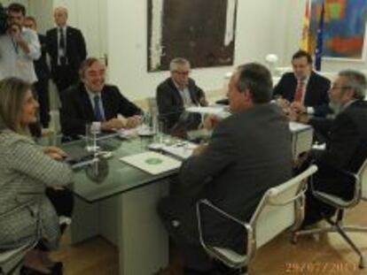 El presidente del Gobierno, Mariano Rajoy, y la ministra de Empleo, F&aacute;tima B&aacute;&ntilde;ez, junto a los presidentes de CEOE y Cepyme, Juan Rosell y Jes&uacute;s Terciado; y los secretarios generales de CC OO y UGT, Ignacio Fern&aacute;ndez Toxo y C&aacute;ndido M&eacute;ndez, hoy en su reuni&oacute;n en La Moncloa.