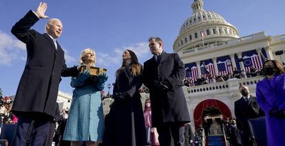 Joe Biden se juramenta como el presidente 46 de EE UU, este miércoles, en en Wahington. 