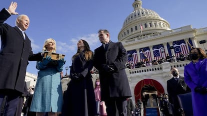 Joe Biden se juramenta como el presidente 46 de EE UU, este miércoles, en en Wahington. 