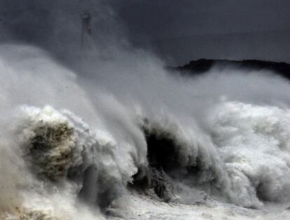 Una ola rompe frente a la peninsula de La Magdalena en Santander. Cantabria se encuentra en alerta roja por el temporal de fuertes vientos y fenómenos costeros adversos.