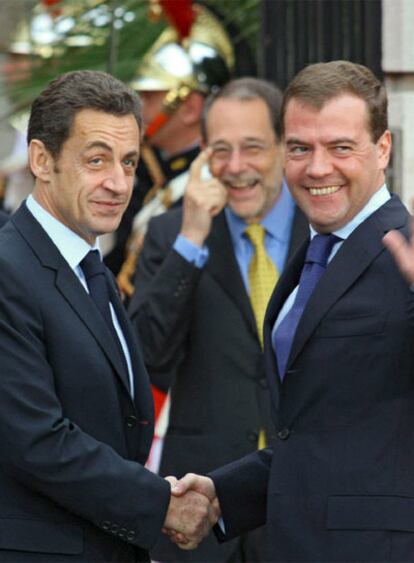 Los presidentes francés, Nicolas Sarkozy (izquierda), y ruso, Dmitri Medvédev, ayer en Niza.