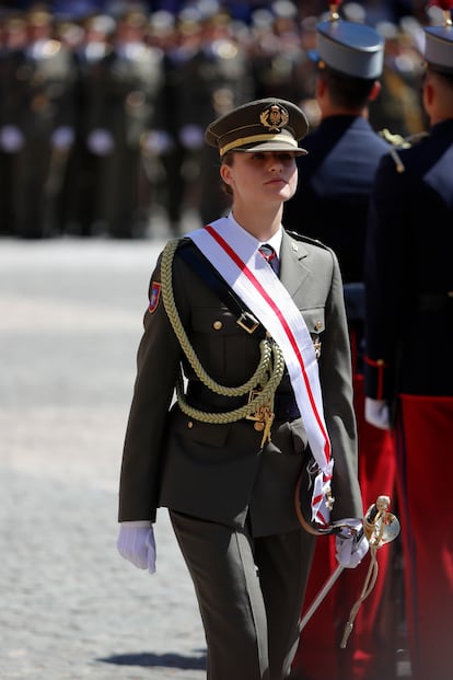 Leonor de Borbón, tras recibir la banda durante la ceremonia de entrega de despachos de alférez, este miércoles en Zaragoza. 