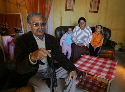 El patriarca de Las Mimbreras, junto a su mujer y sus nietas, reclama el realojo en una vivienda digna para él y sus vecinos.