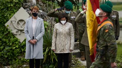 A chefa do Governo de Navarra, María Chivite, à esquerda, e a ministra da Defesa, Margarita Robles, durante a homenagem ao cabo que morreu dias depois de ser vacinado com a AstraZeneca.
