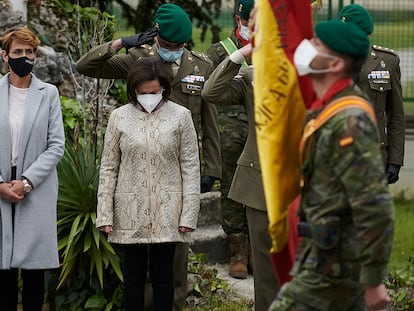 A chefa do Governo de Navarra, María Chivite, à esquerda, e a ministra da Defesa, Margarita Robles, durante a homenagem ao cabo que morreu dias depois de ser vacinado com a AstraZeneca.