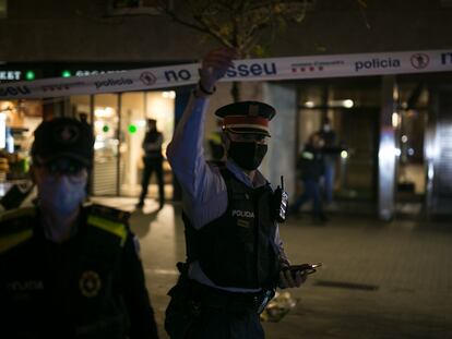 Cordón policial en la zona donde la Guardia Urbana disparó a una persona sin techo.