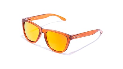 Gafas de sol polarizadas sobre fondo blanco.