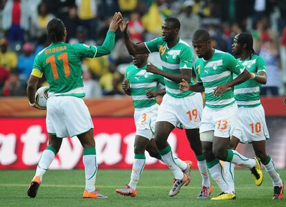 Yaya Toure celebra el primer gol de su selección con Didier Drogba y otros compañeros de equipo.