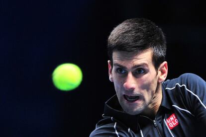 Djokovic observa la pelota durante un partido.