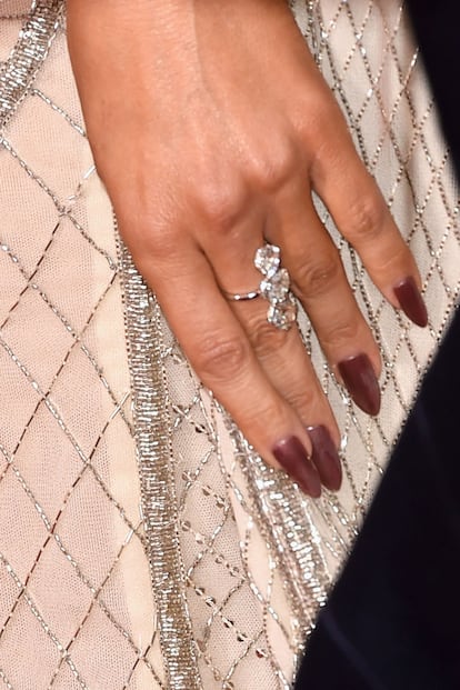 Una de las tendencias que deben morir este 2015 son las u?as en garra. Jennifer Lpez parece que no se ha enterado y eligi esta manicura imposible para asistir a los Globos de Oro.