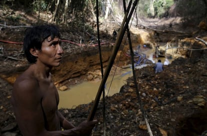 Índios Yanomami em um garimpo ilegal durante operação contra a mineração ilegal de ouro em terras indígenas, no coração da floresta amazônica.