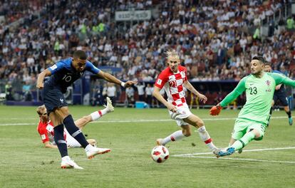 Mbappé marca el cuarto gol para Francia.  