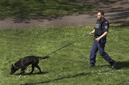 Un policía trabaja con un perro en Alphen aan den Rijn (Países Bajos), en abril de 2011.