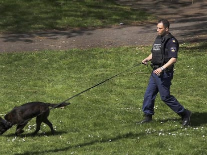 Un policía trabaja con un perro en Alphen aan den Rijn (Países Bajos), en abril de 2011.