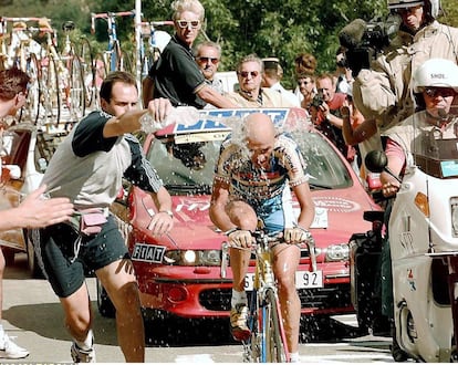 Marco Pantani ganó tanto en 1995 como en 1997 en la subida al Alpe d'Huez. Otro de los records que ostenta el italiano es el de menor tiempo de ascensión del mítico puerto de las 21 curvas. Esta foto es del 97, pero en su anterior victoria tardó 36 minutos y 50 segundos en coronarlo.