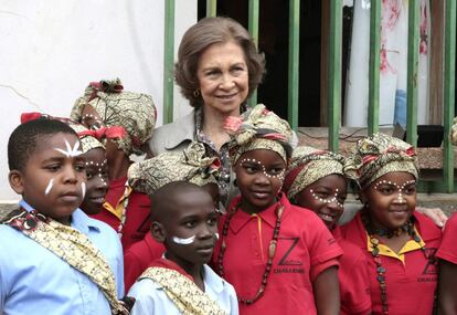 La Reina posa con unos niños de la Casa do Gaiato durante la visita que ha realizado a este centro infantil para huérfanos en el municipio de Namaacha, en la última jornada de su visita a Mozambique.