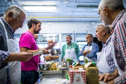 Sáez confiesa que ha cogido mucho cariño a los alumnos y los alumnos a él. "Es como enseñar a cocinar a mi abuelo", bromea. Al final de la clase, brindan juntos con vino, cerveza y champán.