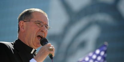 El cardenal Roger Mahony, acusado de encubrir a pederastas, se dirige a una concentración en Los Ángeles en mayo de 2010.