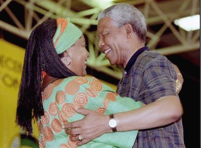 El presidente de Sudáfrica, Nelson Mandela, abraza a Winnie después de ser elegida miembro del Comité Ejecutivo Nacional del Congreso Nacional Africano, en diciembre de 1994.