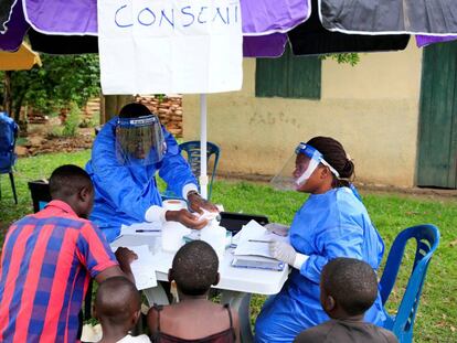 Trabajadores sanitarios de Uganda hablan con civiles sobre el brote de ébola en la aldea de Kirembo, cerca de la frontera con el Congo.