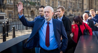 El l&iacute;der laborista, Jeremy Corbyn, este viernes frente al Parlamento brit&aacute;nico.