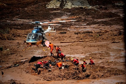 Bomberos rescatan los cuerpos de víctimas tras la ruptura el pasado viernes de una presa minera, este lunes, en Brumadinho (Brasil). El número de muertos ascendió de 58 a 60, mientras que el de desaparecidos disminuyó en las últimas horas, al pasar de 305 a 292, según señaló el portavoz de la Defensa Civil, teniente-coronel Flávio Godinho, en declaraciones a los periodistas.