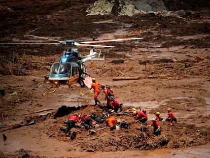 Un grupo de bomberos rescata los cuerpos de víctimas tras el desastre minero de Brumadinho, hace cuatro años.