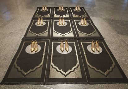 'Silence Noir' (2016), de Zoulikha Bouabdellah. Alfombras de oración y stilettos. 360 × 210 cm. Obra expuesta en la muestra colectiva 'Ver versus Ver' de la galería Sabrina Amrani.