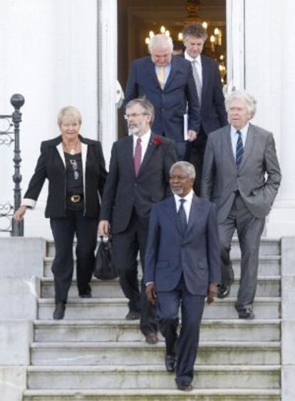 El exsecretario general de la ONU, Kofi Annan (delante), en Aiete con el resto de mediadores internacionales