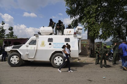 Militares sentados en el techo de un vehículo blindado durante la intervención, este miércoles.