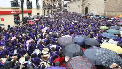 Tambores y paraguas en el pueblo de Calanda.