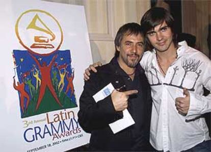 Los artistas Alejandro Lerner (izquierda), de Argentina, y Juanes, de Colombia, después de recibir sus nominaciones para los Grammy latinos.