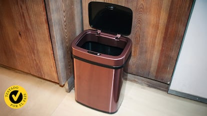 Un cubo de basura en una cocina.