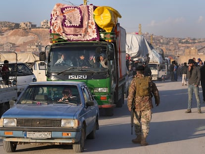 Soldados libaneses pasan junto a un convoy de camiones con refugiados sirios en la ciudad fronteriza libanesa de Arsal, el pasado 26 de octubre.