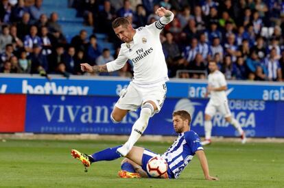 El defensa del Real Madrid, Sergio Ramos, durante el partido correspondiente a la octava jornada de LaLiga Santander disputado frente al Alavés en el estadio de Mendizorroza, en Vitoria.