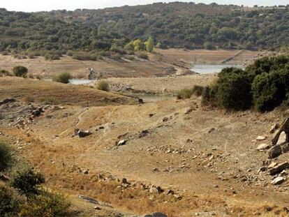 El embalse madrileño de Pedrezuela, apenas con charcas de agua dispersas.