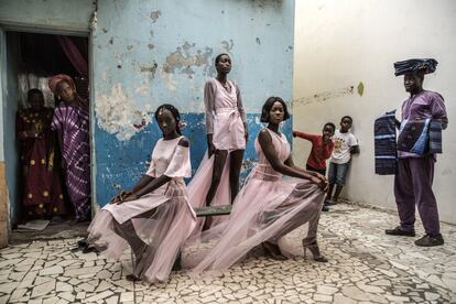 Na foto, Diarra Ndiaye, Ndeye Fatou Mbaye e Mariza Sakho posam com roupas do designer senegalês Adama Paris. O Dakar é atualmente o lar da Fashion Africa TV, a primeira estação dedicada inteiramente à moda no continente. A edição anual do Dakar Fashion Week inclui um espetáculo de rua extravagante, aberto ao público, e assistido por milhares de pessoas de todos os cantos da capital.