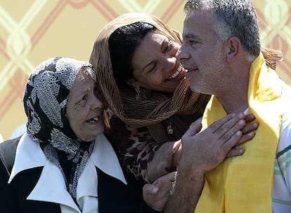 El espía Nisim Naser, junto a su madre (izquierda) y otra pariente, en la ciudad de Naqura, en el sur de Líbano.