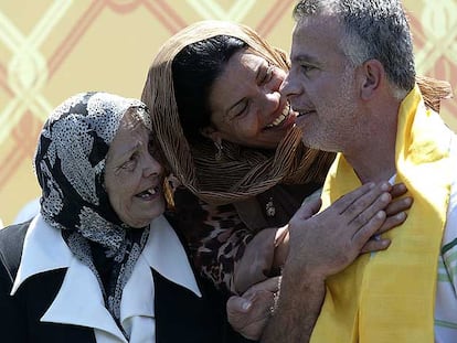 El espía Nisim Naser, junto a su madre (izquierda) y otra pariente, en la ciudad de Naqura, en el sur de Líbano.