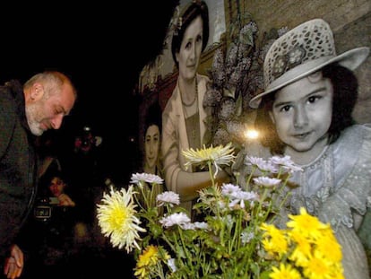 El arquitecto Vitaly Kal&oacute;yev visita la tumba de su esposa y sus dos hijos en el cementerio de Vladikavkaz.