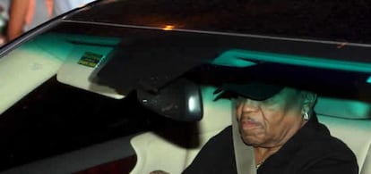 El padre del cantante desaparecido Michael Jackson, Joe Jackson, llega en coche a Encino tras conocer la muerte de su hijo