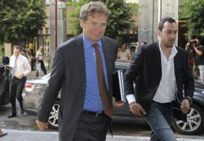 El representante del Fondo Monetario Internacional (FMI), Poul Thomsen (izda), llega al Ministerio de Economía para reunirse con el ministro Yannis Sturnaras, en Atenas, Grecia.