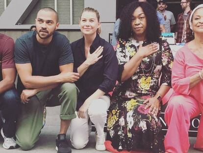 Los actores Jesse Williams, Ellen Pompeo, la guionista Shonda Rimes y la actriz Debbie Allen.