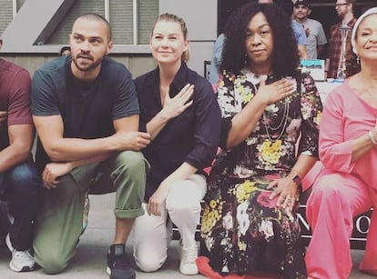 Los actores Jesse Williams, Ellen Pompeo, la guionista Shonda Rimes y la actriz Debbie Allen.