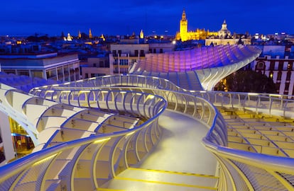 <b>METROPOL PARASOL, SEVILLA / JÜRGEN MAYER. </b>Los sevillanos las llaman las Setas de la Encarnación. Una plaza elevada, un icono urbano, un museo, un mercado… Y un mirador, gracias al paseo que recorre su techo (que se eleva hasta 26 metros). Inaugurado en 2011, fue proyectado por el arquitecto berlinés Jürgen Mayer. Sus seis parasoles están construidos en hormigón y madera de abeto. El proyecto fue finalista del Premio de Arquitectura Contemporánea Mies van der Rohe en 2013.