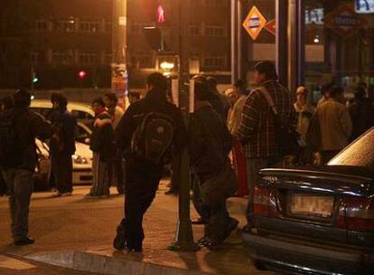 Inmigrantes <b>acuden antes del amanecer en busca de trabajo a la plaza Elíptica de Madrid en  2007.