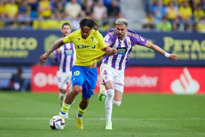 Bongonda, autor de los dos del Cádiz ante el Valladolid, se marcha de Kike Pérez.